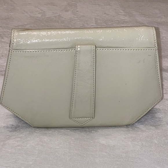 HOBO Cream Patent Leather Handheld Envelope Clutch EUC - Picture 3 of 15